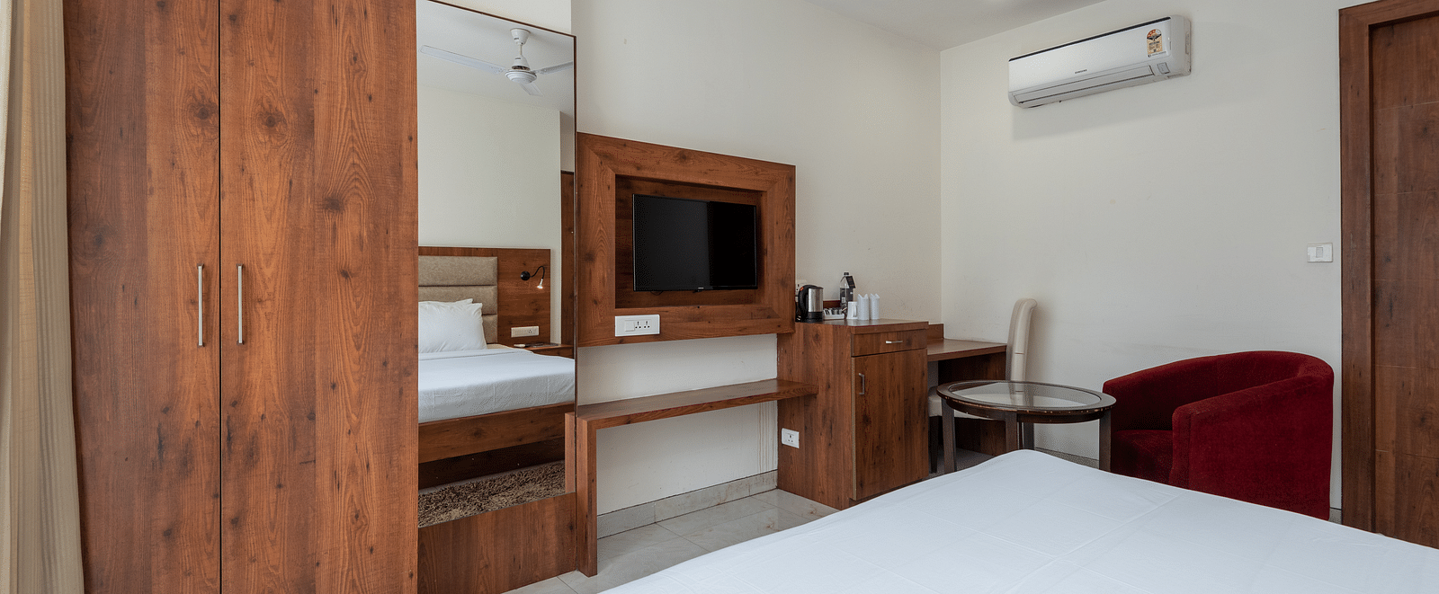 Deluxe room featuring air-conditioning and a wall-mounted TV at DLS The Classio